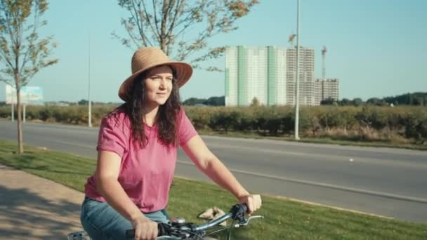 Umarmung der urbanen Landschaft: Eine wunderschöne Frauenfahrrad-Expedition. Hochwertiges 4k Filmmaterial - Filmmaterial, Video