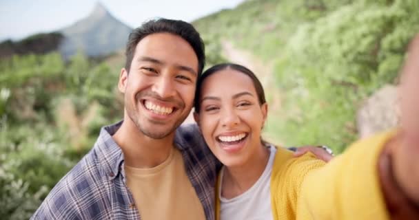 Selfie, boldog pár és a szeretet túrázás hegyekben együtt, ölelés és fitness. Sokszínűség, férfi és nő kapcsolata, házas vagy kötelék gondoskodás a romantika, utazás és kaland az egészség. - Felvétel, videó
