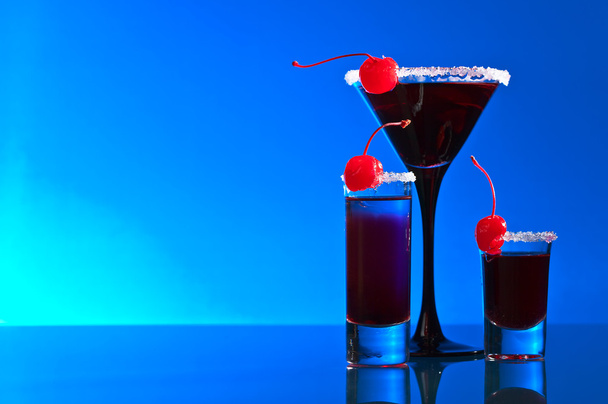 bebidas alcoólicas com cereja
  - Foto, Imagem