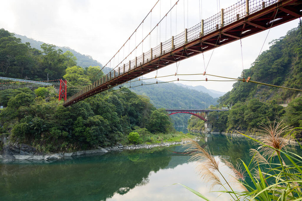 Taiwan - 17 de março de 2023: Ponte de suspensão na paisagem rural de Wulai em Taiwan - Foto, Imagem