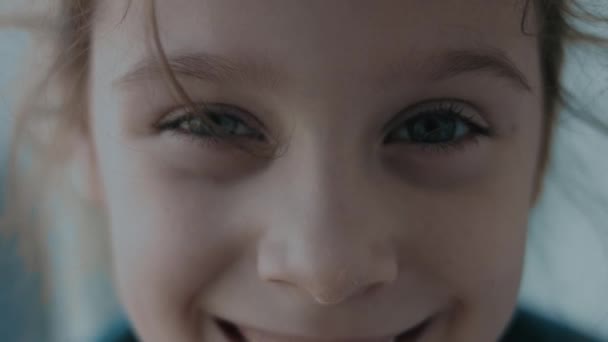 Primo piano ritratto di occhi azzurri attraente bella sana felice allegra ragazza bionda godendo di buon umore, sorridente e guardando la fotocamera - Filmati, video