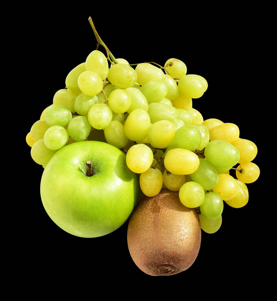 Зеленый виноград и зеленое яблоко изолированы, нет тени с обрезанием пути на черном фоне, здоровые свежие фрукты - Фото, изображение