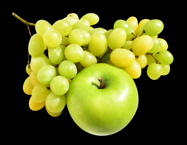 Зелений виноград і зелене яблуко ізольовані, немає тіні з відсічним контуром на чорному фоні, здорові свіжі фрукти - Фото, зображення