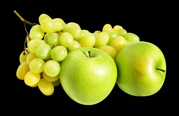 Uva verde y manzana verde aisladas, sin sombra con camino de recorte en fondo negro, fruta fresca saludable - Foto, imagen