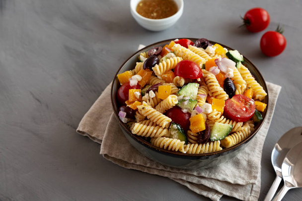 Salade de pâtes grecques bio maison dans un bol, vue latérale. Espace de copie. - Photo, image