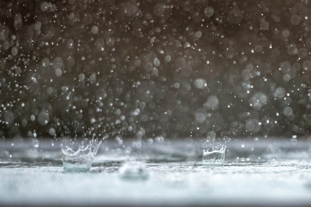 βροχή και σταγόνες σε μια επιφάνεια - Φωτογραφία, εικόνα