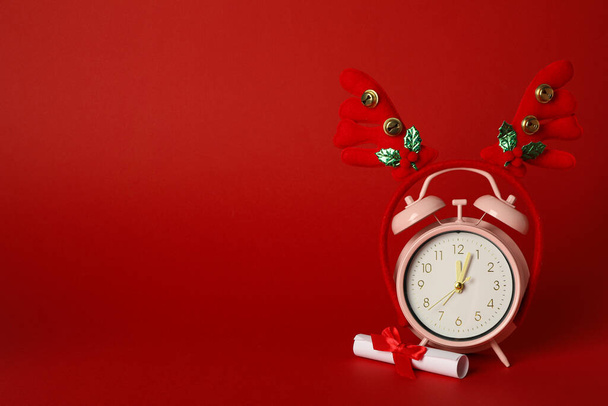 Relógio com chifres de veado, conceito de ano novo. - Foto, Imagem