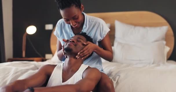 Ліжко, любов і африканська пара цілуються в спальні разом з турботою про стосунки і щастям вранці. Посмішка, зв'язок і щасливий чоловік з жінкою для романтики, щоб відпочити вдома у відпустці. - Кадри, відео