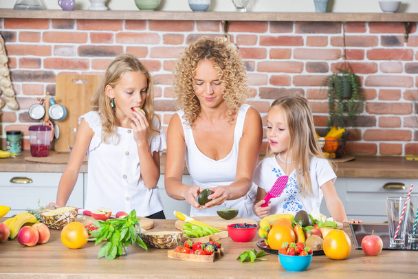 Glückliche Mutter und Tochter amüsieren sich in der Küche. Konzept für gesunde Ernährung. - Foto, Bild