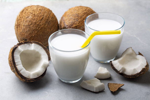 Kokosová voda nebo kokosové mléko - Fotografie, Obrázek