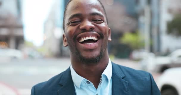 Nevetés, üzlet és portré fekete ember a városban bizalommal, munkalehetőséggel és mosollyal. Belváros, utca és arc boldog városi üzletember, alkalmazott vagy vállalkozó toborzási karrierrel - Felvétel, videó