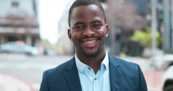 Lachen, zaken doen en portret van de zwarte man in de stad met vertrouwen, kansen op werk en trots. Stad, straat en gezicht van gelukkige stedelijke zakenman, werknemer of ondernemer met aanwervingscarrière - Video