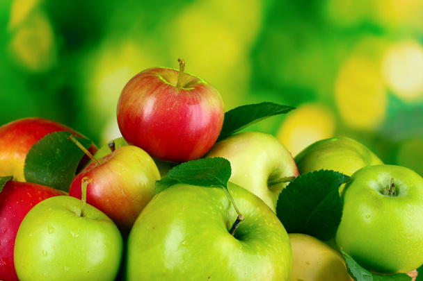 Many fresh organic apples on wooden table - Fotoğraf, Görsel