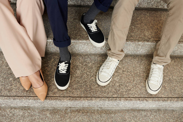 Liikemiesten jalat tapaavat ulkona keskustellakseen startup-projektista - Valokuva, kuva