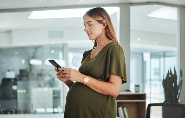 Κινητό τηλέφωνο, δικτύωση και έγκυος επιχειρηματίας στο γραφείο σε μέσα κοινωνικής δικτύωσης, mobile app ή internet. Μητρότητα, τεχνολογία και γυναίκα σχεδιαστής από τον Καναδά με κύλιση εγκυμοσύνης στο τηλέφωνο στο χώρο εργασίας - Φωτογραφία, εικόνα