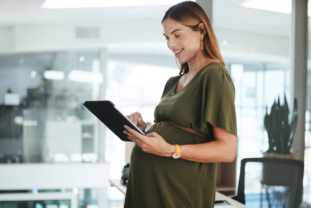 Tablet, lesen und schwangere Geschäftsfrau im Büro, die im Internet nach Informationen sucht. Mutterschaft, Lächeln und Designerin aus Kanada mit Schwangerschaft arbeitet an digitaler Technologie am Arbeitsplatz - Foto, Bild