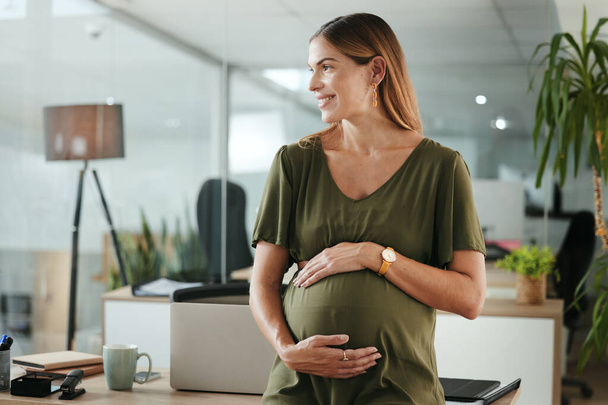 Счастливая, мыслящая и беременная женщина в офисе для работы, бизнеса и ощущения желудка. Мбаппе, идея и животик во время беременности и работа в корпоративной компании с улыбкой. - Фото, изображение