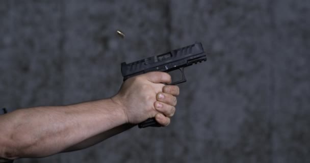 Gewehr am Schießstand in Super-Zeitlupe 800 fps. Nahaufnahme von Stögers Entlassung - Filmmaterial, Video