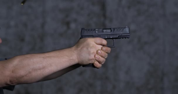 Einfaches Abfeuern der Stoeger STR-9 9mm Pistole am Schießstand, detailliert in 800 fps Zeitlupe - Filmmaterial, Video