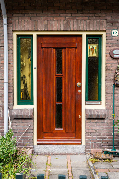 Tipik Hollanda kapısı. Hollanda mimarisi, Hollanda 'da bir kapı. Hollanda kapısı - Fotoğraf, Görsel