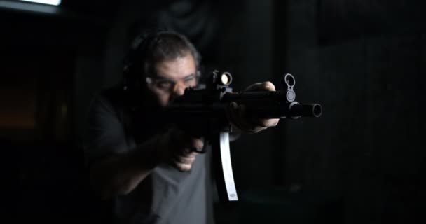 Vista frontal de la persona apuntando y disparando HK SP5K, disparo de rifle de asalto alemán de alta velocidad - Imágenes, Vídeo