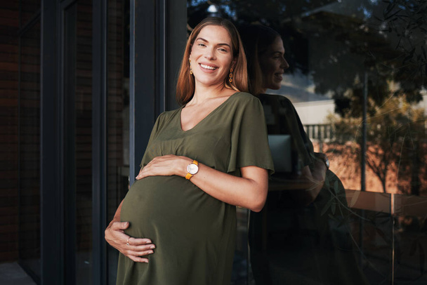 Porträt, Lächeln und eine schwangere Geschäftsfrau auf dem Balkon ihres Büros, aufgeregt über den Mutterschaftsurlaub von der Arbeit. Gesellschaft, Bauch und Schwangerschaft mit einer glücklichen jungen Mitarbeiterin am Arbeitsplatz. - Foto, Bild
