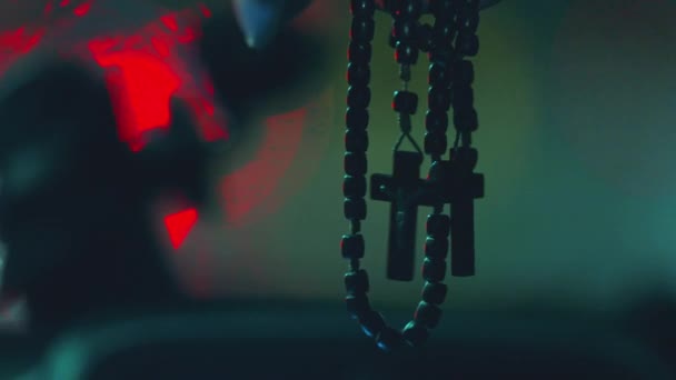 Croce Cristiana Simbolica nel Viaggio in Auto Rainy, simbolo di devozione, speranza e fede durante il viaggio sulla strada di notte - Filmati, video