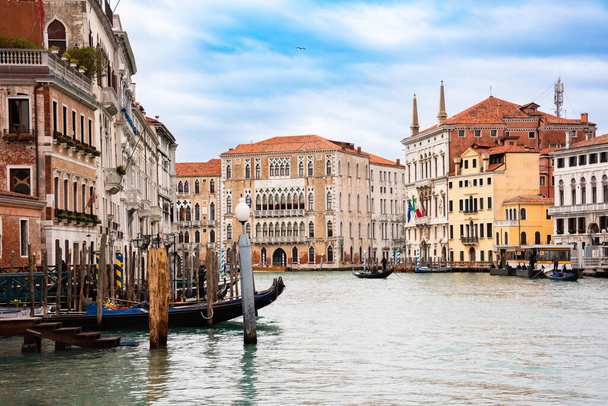 Venetië stad in Italië. Gebouwen gevels op Grand Canal - Foto, afbeelding