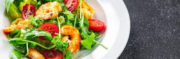 エビのサラダは,新鮮なシーフードシュリムを賞賛し,アルグラの前菜ミールペスカタリアンフードスナックテーブルにスペースコピーフードの背景素朴なトップビュー  - 写真・画像