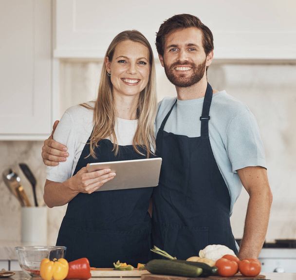 Cocinar, retrato o pareja feliz con tableta o comida para una dieta vegana saludable juntos en casa. Sonríe, verduras o mujer vinculación en la cocina con el amor o el hombre aprendiendo una receta de la cena en el blog en línea. - Foto, Imagen