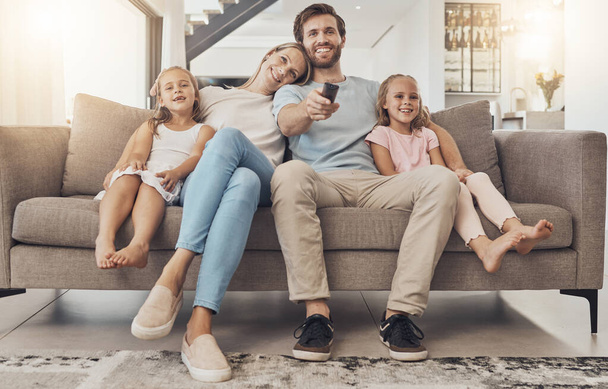Ευτυχισμένη οικογένεια, να χαλαρώσετε και να παρακολουθήσετε τηλεόραση στο σαλόνι καναπέ για διασκέδαση ή συγκόλληση μαζί στο σπίτι. Μητέρα, πατέρας και παιδιά χαμογελούν για διασκέδαση streaming με τηλεχειριστήριο για σειρά ή ταινία στο σπίτι. - Φωτογραφία, εικόνα