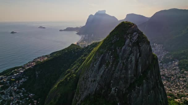 Drohnenaufnahmen des Gebirges Dois Irmaos in Rio de Janeiro in Brasilien. Die Aufnahmen beginnen mit Dolly-Bewegungen, um näher an den Berg Dois Irmaos in Rio de Janeiro Brasilien heranzukommen. - Filmmaterial, Video