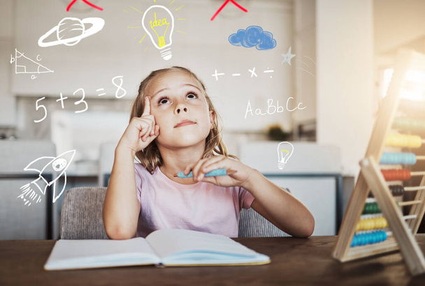 Kind, denken und Hausaufgaben mit Glühbirne zum Lernen von Mathe, Zahlen und kreativen Ideen oder Lösungen zu Hause. Mädchen oder Kind mit Schulbuch und Bildungskritzelei, Brainstorming oder Fantasie-Overlay. - Foto, Bild