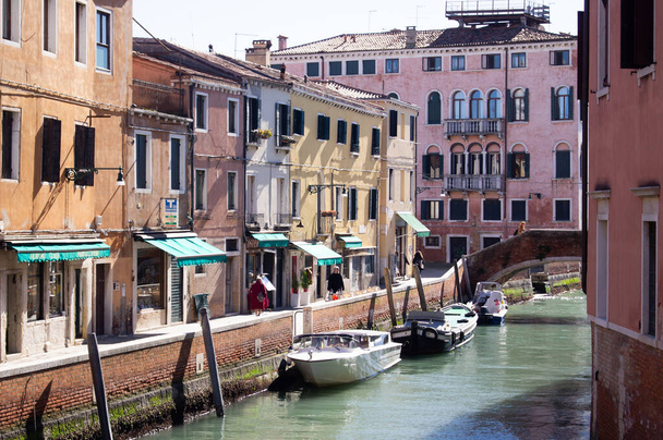 ボートで運河。 ヴェネツィアの建築,輸送,建物,運河の緑の水,日光. ドック。 居住エリア。 ヴェネツィア,イタリア。 ヴェネツィアでの生活。 カルムストリート.  - 写真・画像