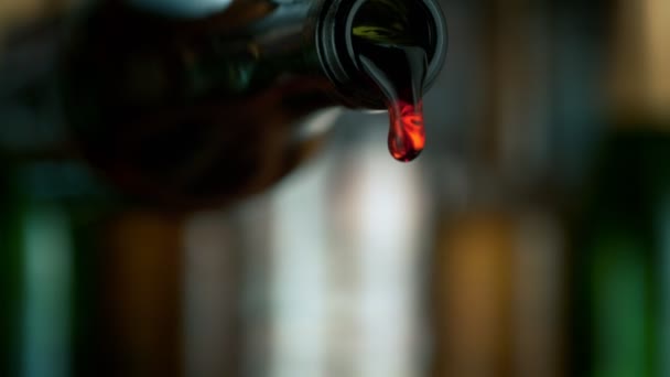 Super Slow Motion Shot of Camera Wzdłuż Red Wine Stream z butelki do szkła z prędkością 1000fps. Nagrywane szybką kamerą kinową, 4K. - Materiał filmowy, wideo