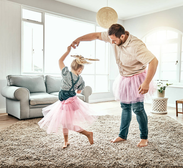 Familie, Tanz oder Ballett mit Vater und Tochter in Kostümen, die sich im heimischen Wohnzimmer vergnügen. Liebe, Kinder oder Fantasie und ein Mädchen, das mit seinem Mann auf einem Teppich im Haus tanzt. - Foto, Bild