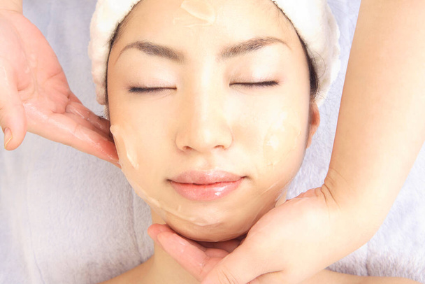beautiful asian woman relaxing in the spa salon, getting skicare treatment - Foto, Imagem