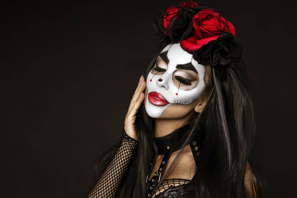 Сексуальна жінка в макіяжі на Хелловін і костюмі на чорному тлі. Концепція макіяжу та костюмів на Хелловін. - Фото, зображення