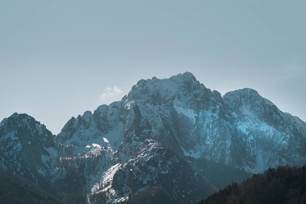 Dolomitensee. Sonnenaufgang der italienischen Alpen. Naturparkwandern. Die Schönheit der Natur in Europa. - Foto, Bild