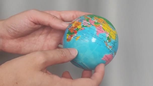 A Föld bolygót tartó emberi kezek közelsége. - Felvétel, videó