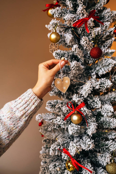 Decoración del árbol de Navidad. Navidad y Año Nuevo preparándose.  - Foto, imagen