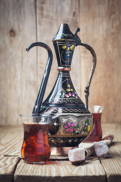 Турецкий чай с восточными сладостями на деревянном столе
 - Фото, изображение