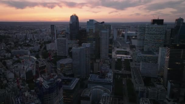 Légi felvétel modern irodai felhőkarcolók csoportjáról a futurisztikus üzleti negyedben. La Defense ellen naplemente ég. Párizs, Franciaország. - Felvétel, videó