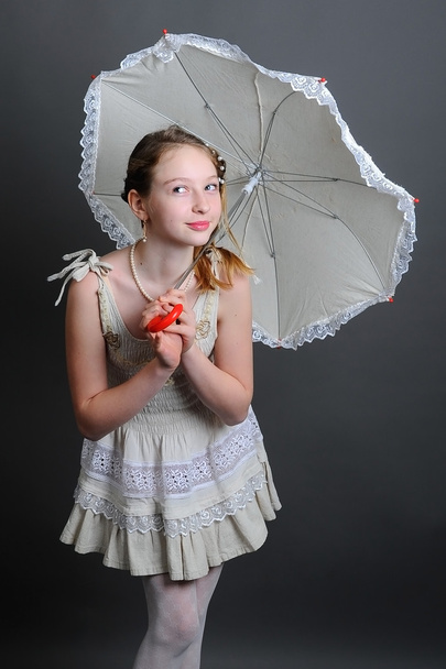 12-13 років дівчина під парасолькою
 - Фото, зображення