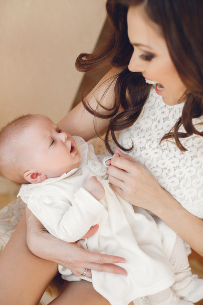 Щаслива мати з новонародженою дитиною
 - Фото, зображення