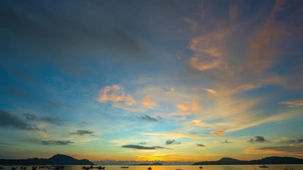 luchtfoto van verbazingwekkende gele wolken in de ochtend hemel. Prachtige zonsopgang zeegezicht. Boten in de haven van Rawai strand, Phuket, Thailand. Tijdsverloop video - Video