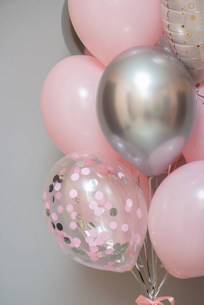kytice růžových balónků pro dívku, nápis: "Krása narozenin" - Fotografie, Obrázek