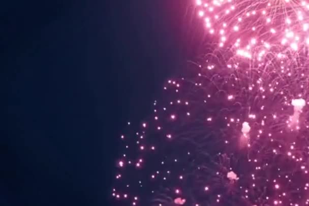 świąteczne błyszczące fajerwerki na nocnym błękitnym niebie. Wysokiej jakości materiał filmowy FullHD - Materiał filmowy, wideo