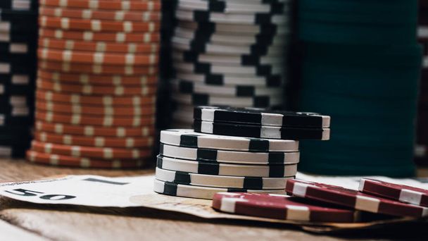 Pilha de fichas de poker para jogos de casino high-stakes - Foto, Imagem