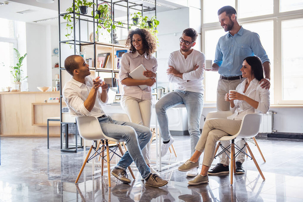 Jovens empresários de sucesso estão conversando e sorrindo durante a pausa para o café
 - Foto, Imagem